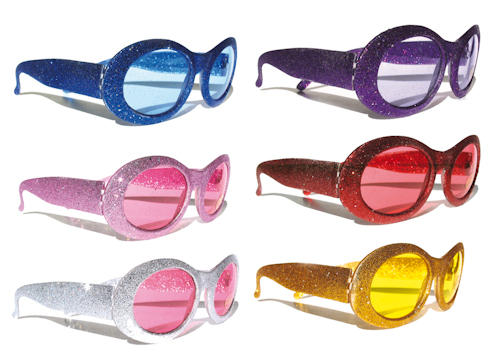 Lunettes de déguisement: années 70, batman, disco, john lennon, polnareff, chanteur: 70's Assorties , Alien , Années 70 , Ballon de Foot , Bat Noir , Bat Rouge , Bière , Butterfly , Camouflage , Cerclage Or , Chanteur , Character , Coeur Rouge , Coeurs Paillettes , Damier , Disco Pois , Dollars , Etats Unis , Etoiles , Euros , Fleuries , Fleurs , Fly, France , Geant 2 , Glamour , Glamour Paillettes , Harry , Hippie , Hippie Big , Hollywood , Jackie , Lendemain de Fête , Lennon , Long Island , Loupes , Lunettes géantes , Masque , Maxi Hippies , Métal , Métal Vintage , Mouche , Myope , Neon , Night Fever , Oeil Tombant , Paillettes Argent , Paillettes Or , Peace US , Pilote , Police , Punk , Ray Ban Couleurs , Rock , Rock Argent , Rock Or , Rock Pattes , Rock Rose , Snake , Spirales , Store Argent , Stores , Superfly , Trendy , Tricolores Paillettes , United Kingdom , Vintage,