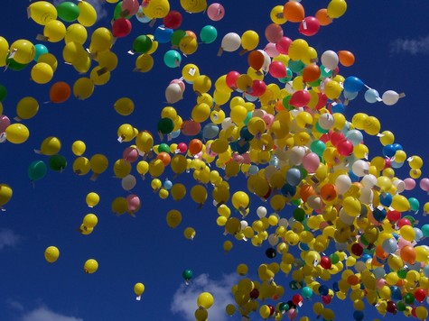 boutique à Paris pour préparer Fêtes & Anniversaires et acheter: Piñatas, Ballons et Hélium, Décoration, Guirlandes, Lampions, Bougies, Table, Invitations, Nappes, Cotillons, Confettis et Stickers, Petits cadeaux, Bolduc, Tulles, Crépons..., Produits fluos, Jeux de lumière