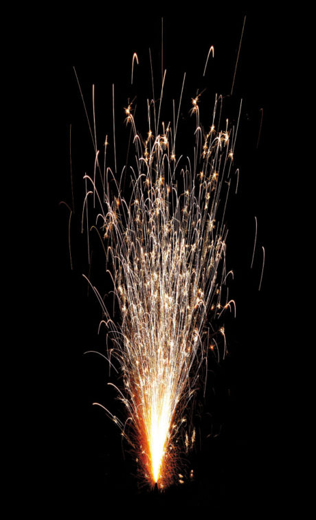 Feux D Artifices Volcans Volcan Geant Crepitant Aux Feux De La Fete Paris