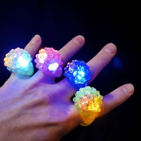 bague fluo, accessoires fluos déguisement, accessoire soirée fluo déguisement, accessoire déguisement fluo, bagues lumineuses fluos, bague clignotante led déguisement, bague led clignotant déguisement, Bague Lumineuse Fluo, à LEDs