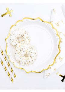 assiettes blanches et dorées