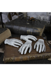 mains de poupée halloween, décos halloween, décorations halloween, fausses mains