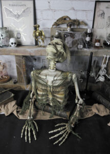 demi squelette mort vivant, décorations halloween, décos halloween